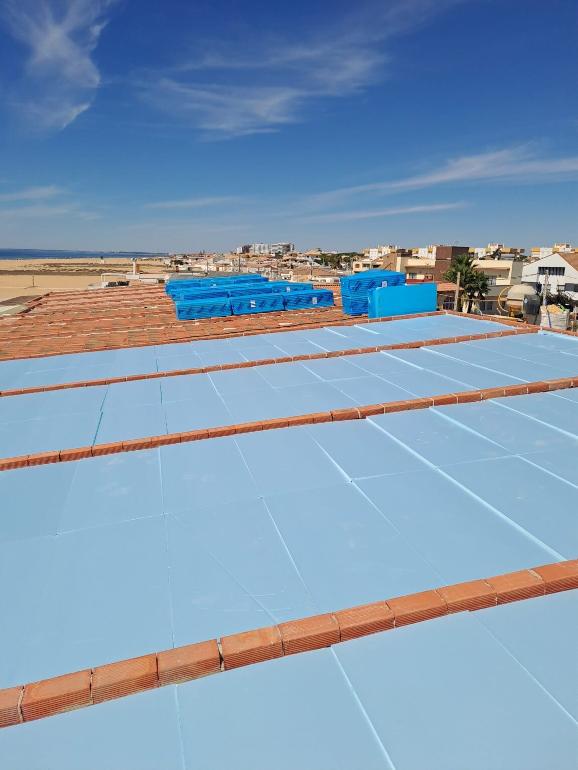 Mantenimiento de bajantes y canalones para evitar atascos en Huelva