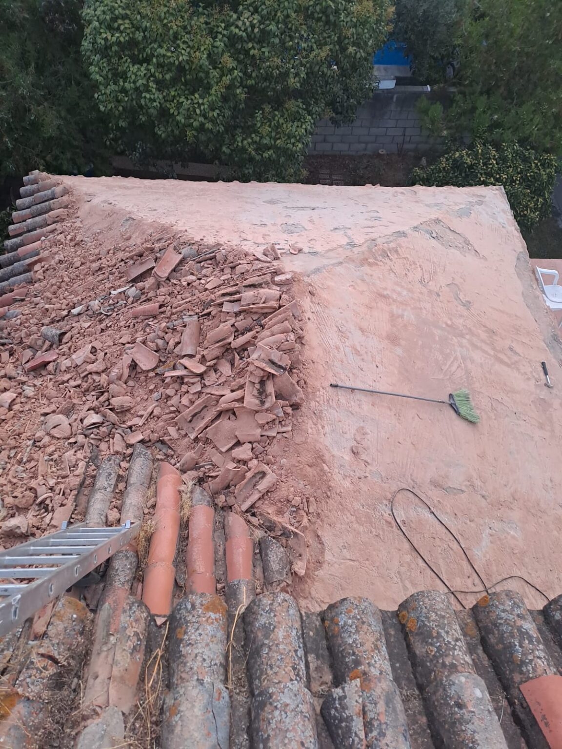 Reparación urgente de tejados 24h en Huelva por daños de lluvia o viento
